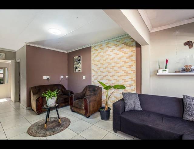 4 BEDROOM HOUSE FOR SALE IN PELICAN PARK